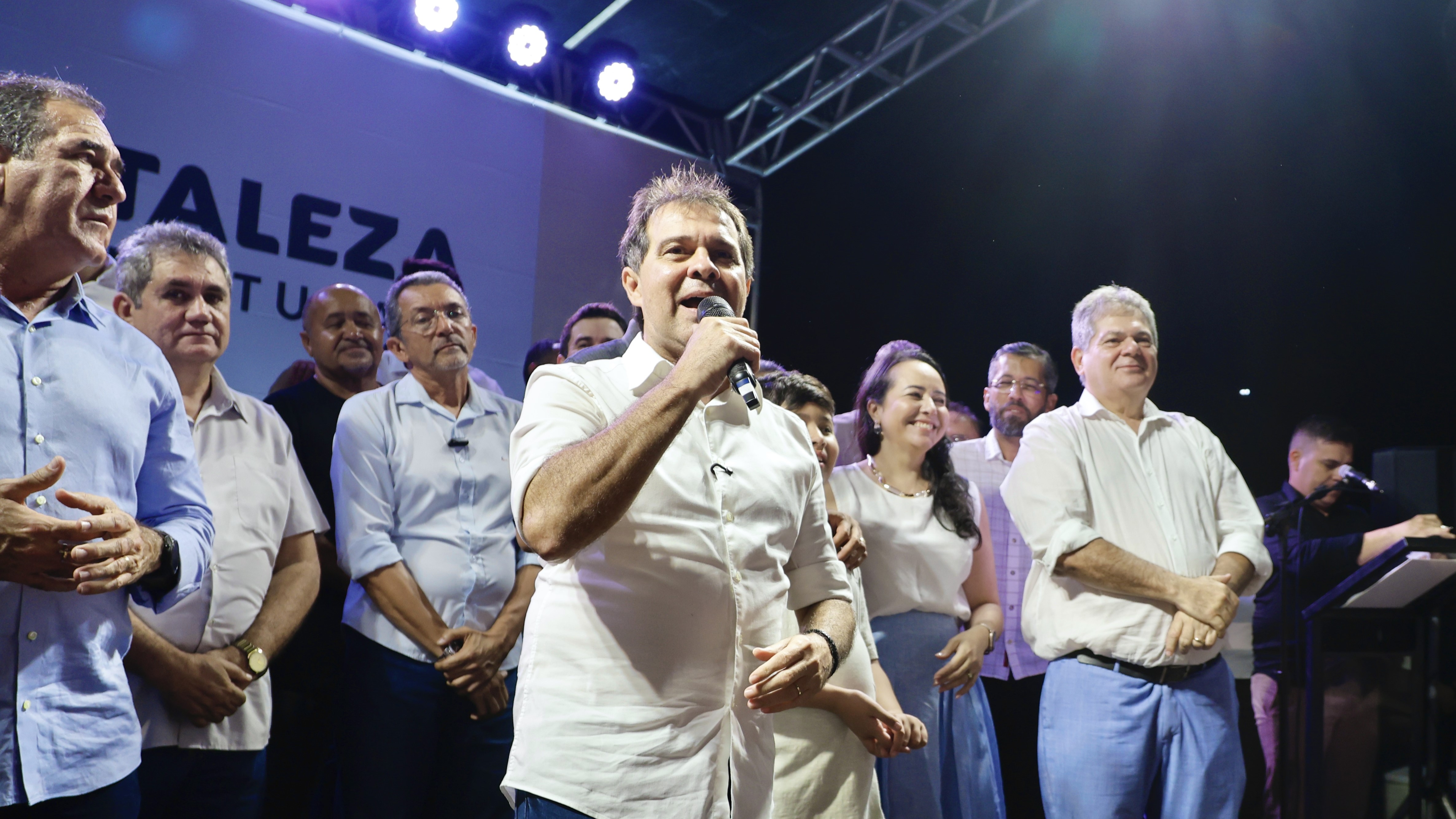 grupo de pessoas posa para a foto